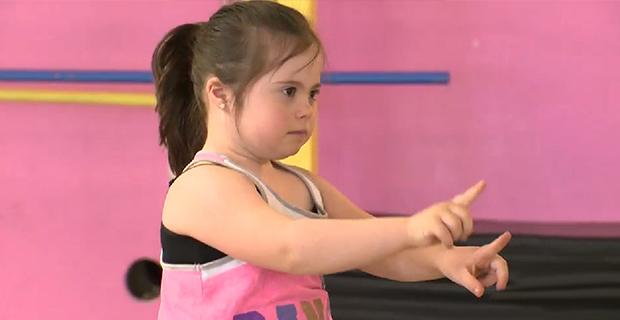 La rechazaron por tener síndrome de Down, pero esta niña demostró que baila como las mejores-0
